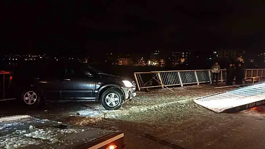 Nehre düşmekten son anda kurtuldu