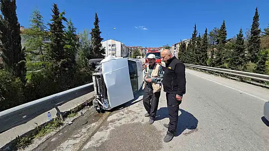 Köprüde kontrolden çıkan otomobil yan devrildi