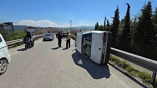 Köprüde kontrolden çıkan otomobil yan devrildi
