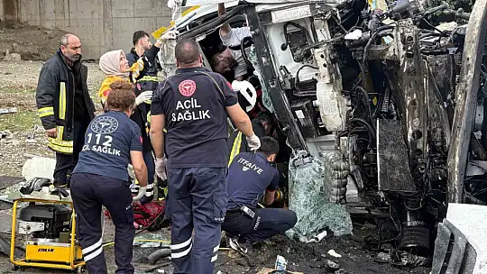 Köprüden uçan kamyondaki vatandaş hayatını kaybetti