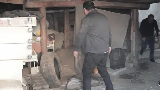 Kötü koku ihbarı ekipleri harekete geçirdi, girilen evde 30 metrelik define tüneli çıktı