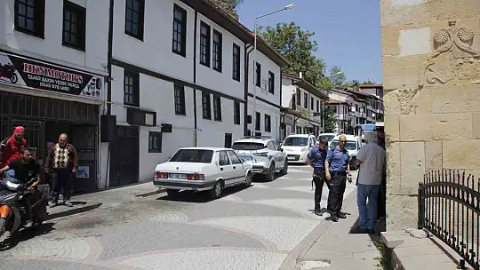 Kötü koku ihbarı ekipleri harekete geçirdi, girilen evde 30 metrelik define tüneli çıktı
