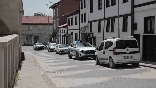 Kötü koku ihbarı ekipleri harekete geçirdi, girilen evde 30 metrelik define tüneli çıktı