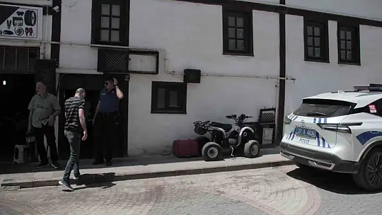 Kötü koku ihbarı ekipleri harekete geçirdi, girilen evde 30 metrelik define tüneli çıktı