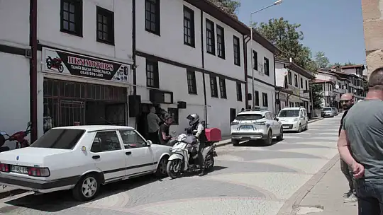 Kötü koku ihbarı ekipleri harekete geçirdi, girilen evde 30 metrelik define tüneli çıktı