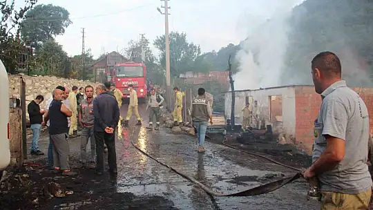 Köy alevlere teslim oldu: Felaketin izleri gün ağarınca ortaya çıktı