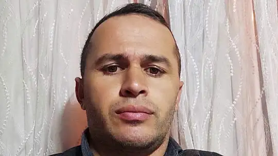 Köy muhtarı, traktörle kazan arasında sıkışarak ağır yaralandı