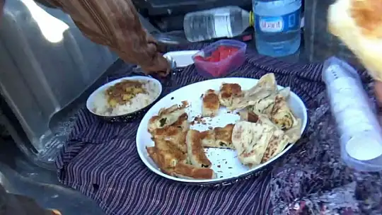 Köylü çiftten yangın söndürme ekiplerine yemek desteği