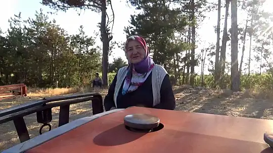 Köylü çiftten yangın söndürme ekiplerine yemek desteği