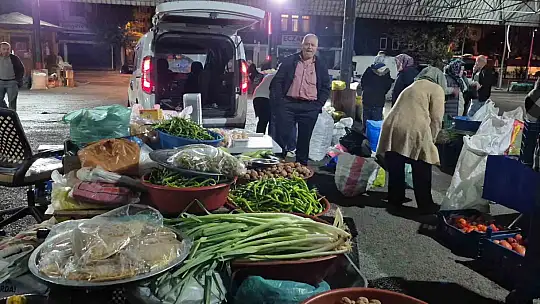 Köylü kadınlar 200 yıldır bu pazarda buluşuyor