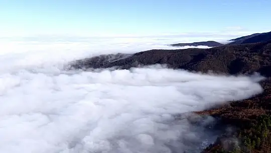 Köyü ve dağ eteklerini kaplayan sis denizi mest etti