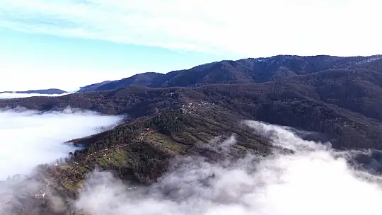 Köyü ve dağ eteklerini kaplayan sis denizi mest etti