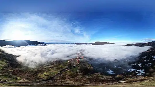 Köyü ve dağ eteklerini kaplayan sis denizi mest etti