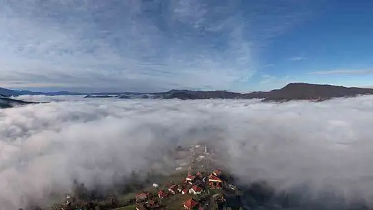 Köyü ve dağ eteklerini kaplayan sis denizi mest etti