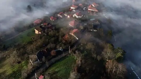 Köyü ve dağ eteklerini kaplayan sis denizi mest etti