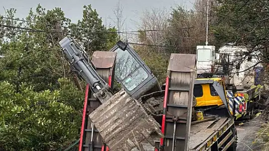 Kozlu'da kepçe dorseden yola düştü, ulaşım bir süre aksadı