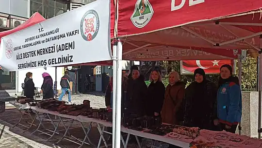 Kursiyerlerin el emeği ürünleri sergilendi