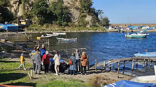 Kurucaşile'de 2 saatte 30 poşet çöp toplandı