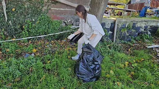 Kurucaşile'de 2 saatte 30 poşet çöp toplandı