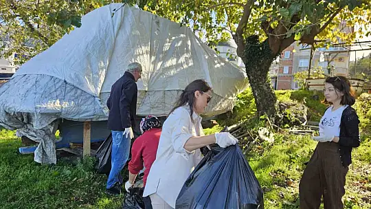 Kurucaşile'de 2 saatte 30 poşet çöp toplandı