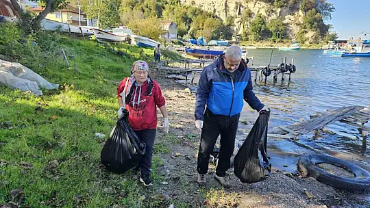 Kurucaşile'de 2 saatte 30 poşet çöp toplandı