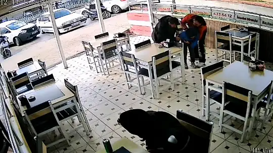 Kurye heimlich manevrasıyla boğulan çocuğu kurtardı