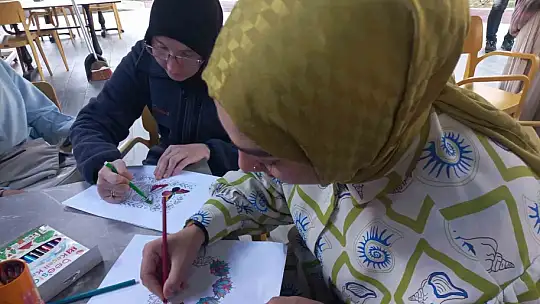 Kusursuz kafe çalışanlarıyla uno oynadılar