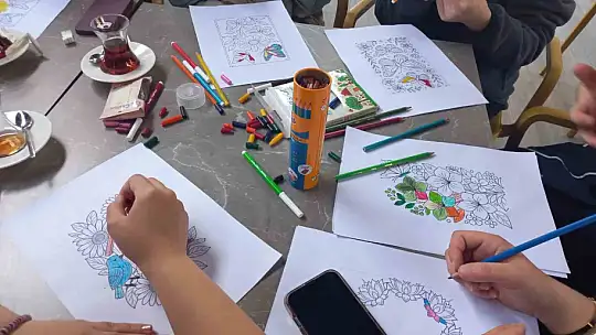 Kusursuz kafe çalışanlarıyla uno oynadılar