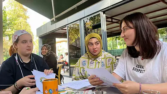 Kusursuz kafe çalışanlarıyla uno oynadılar