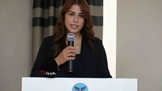 Kütüphaneye adı verilen askerin annesi, oğlunun fotoğrafını severek gözyaşı döktü