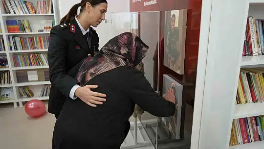 Kütüphaneye adı verilen askerin annesi, oğlunun fotoğrafını severek gözyaşı döktü