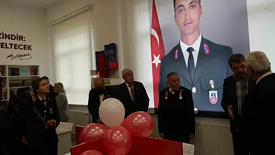 Kütüphaneye adı verilen askerin annesi, oğlunun fotoğrafını severek gözyaşı döktü