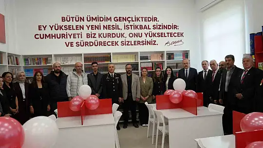 Kütüphaneye adı verilen askerin annesi, oğlunun fotoğrafını severek gözyaşı döktü