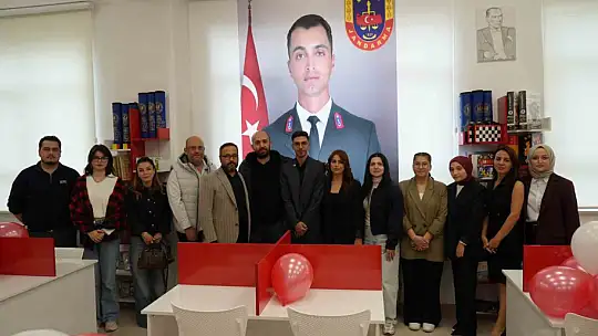 Kütüphaneye adı verilen askerin annesi, oğlunun fotoğrafını severek gözyaşı döktü