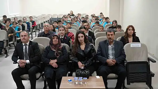 Kütüphaneye adı verilen askerin annesi, oğlunun fotoğrafını severek gözyaşı döktü