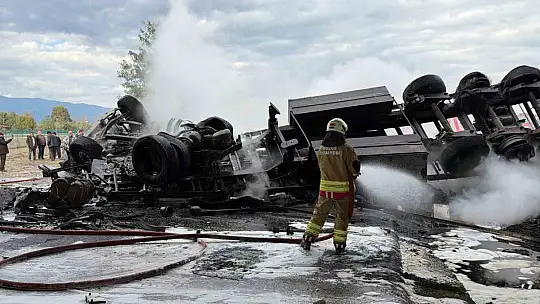 Lastiği patlatan tır köprüden uçarak alev topuna döndü