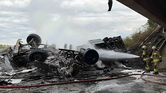 Lastiği patlatan tır köprüden uçarak alev topuna döndü