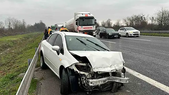 Lastiği patlayan otomobil bariyerlere çarptı