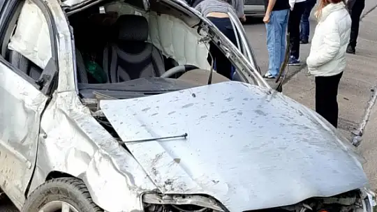 Lastiği patlayan otomobil bariyere çarpıp takla attı