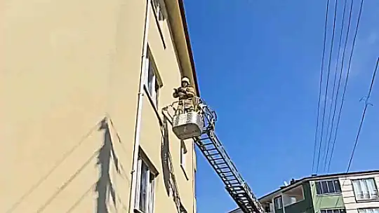 Evin camı kırılarak kurtarıldı