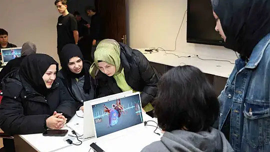 Liseli gençler Düzce Üniversitesi'ni inceledi