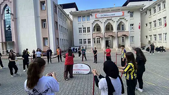 Liselilere spor oyunları ile tanıtım sürüyor