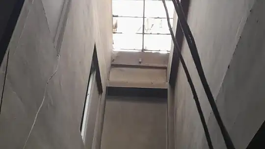 Madde Bağımlısı genç evi yakıp, yöneticiyi tornavida ile yaraladı