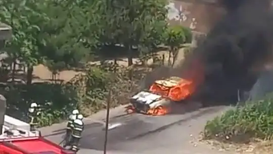 Mahallede araç yangını paniğe neden oldu