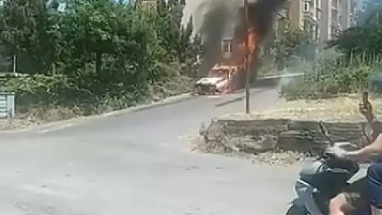 Mahallede araç yangını paniğe neden oldu