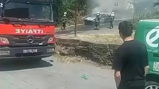 Mahallede araç yangını paniğe neden oldu