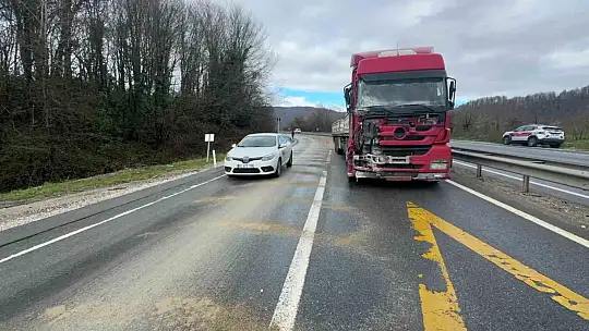 Makaslayan tır kara yolunu kapattı