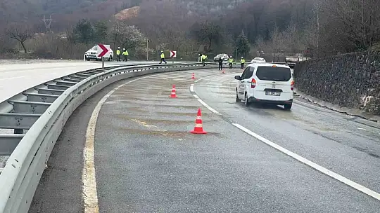 Makaslayan tır kara yolunu kapattı