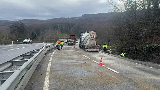 Makaslayan tır kara yolunu kapattı