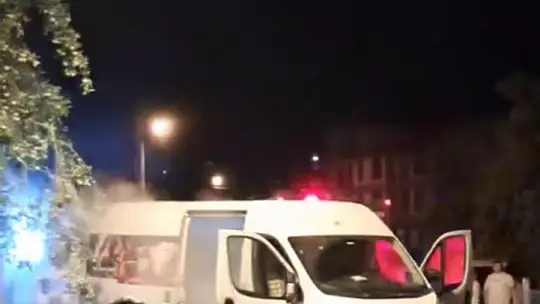 Mangal kömürü yüklü minibüste yangın